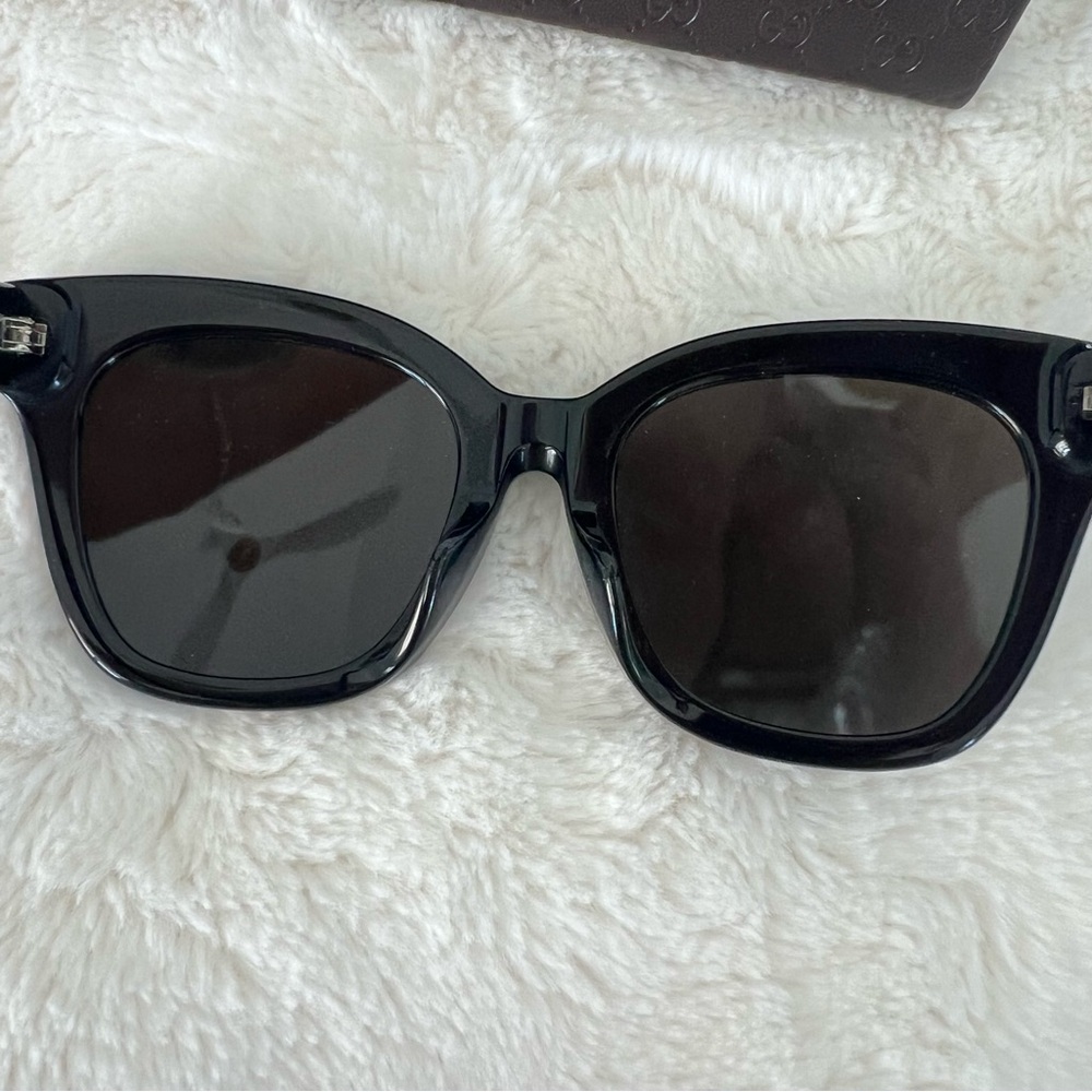 Gucci Black Sunglasses with Tiger - Picture 5 of 6